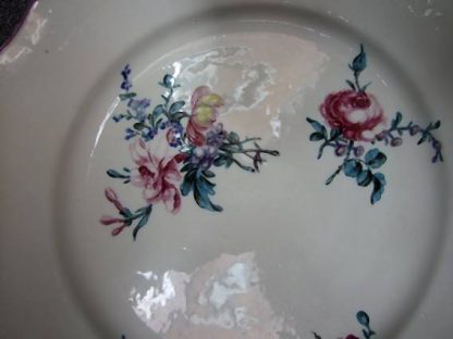 Paire d'assiettes polychromes en porcelaine de Tournai – Image 8