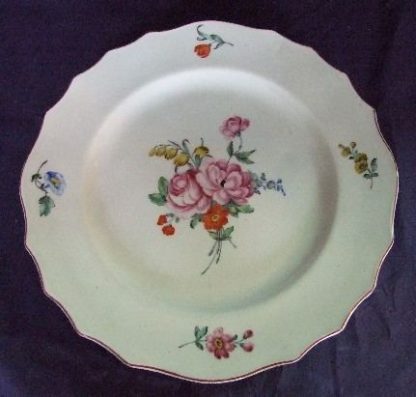 Assiette polychrome en porcelaine tendre de Tournai.