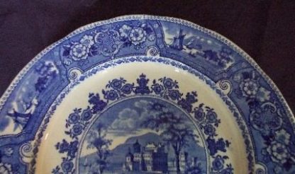 Assiette en porcelaine de Tournai décor de château – Image 4