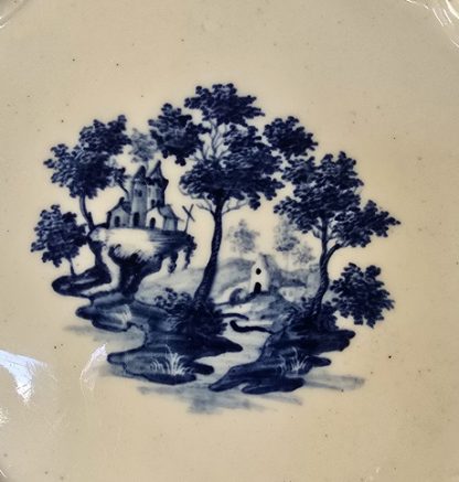 Assiette en porcelaine de Tournai décor au paysage hollandais.  – Image 2